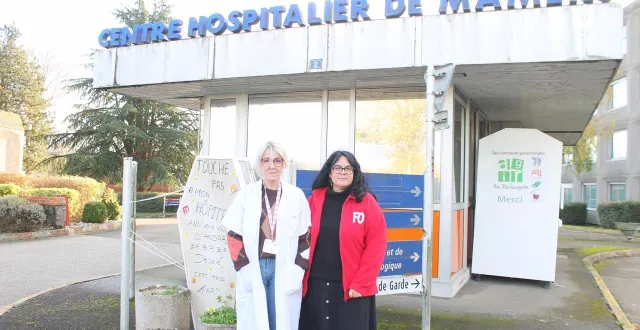 photo  laëtitia lalou (à droite) et sylvie racois, trésorière du syndicat force ouvrière, devant le site du chic à mamers. le panneau en forme de cercueil, dénonçant la suppression proposée du standard, vise à alerter sur les inquiétudes du personnel.  &copy;  le maine libre 