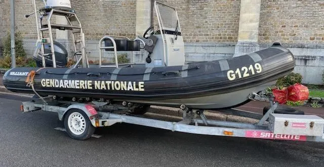 photo  les plongeurs de la gendarmerie ont investi le port de sablé, le matin du mardi 25 novembre 2025.  &copy;  le maine libre 