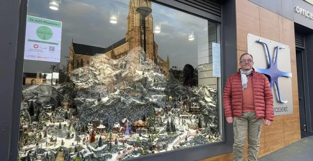 photo  les opticiens de saint-macaire-en-mauges, hervé et valérie brasselet, ont remporté le concours régional des plus belles vitrines de noël en 2024.  &copy;  archives co – fabien leduc 