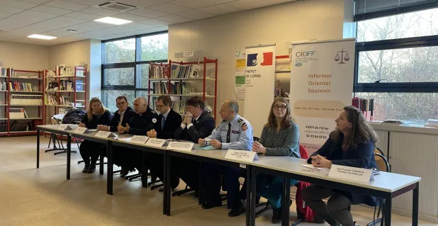 photo  associations, forces de l’ordre, tribunal d’argentan et préfecture de l’orne se sont rassemblés ce matin du 25 novembre 2025, à l’occasion de la journée internationale de lutte contre les violences faites aux femmes.  &copy;  ouest-france 