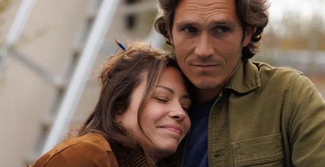 photo  pierre-yves bon (tom) et dounia coesens (lola) dans la saison 2 de « tom et lola ».  &copy;  © olivier martino - france télévisions - demd productions 