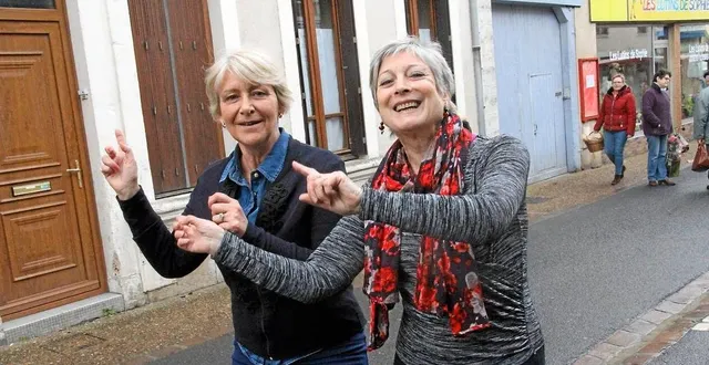 photo  elysabeth forgo (à droite) et son amie sophie porte dans les rues de vibraye, en sarthe, en 2018.  &copy;  archives ouest-france 