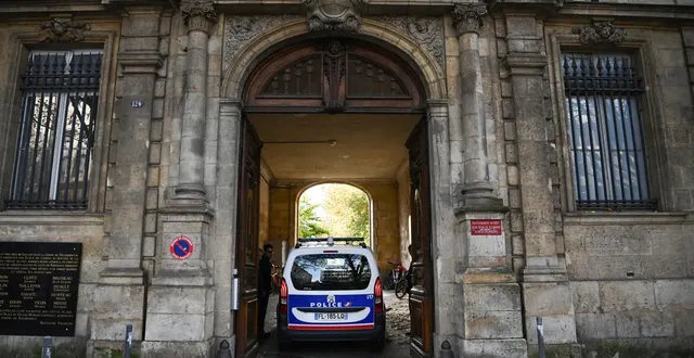 photo  un véhicule de police entrant dans le lycée montaigne après la découverte du corps d’un élève de 17 ans dans la cour de l’établissement à bordeaux (gironde), le 25 novembre 2025.  &copy;  christophe archambault/afp 
