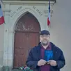 photo  yann ménard, alias pierre chevrier, neuvillois depuis dix ans, devant la chapelle notre-dame de grâce à neuvy-en-mauges avec son premier roman : « les brumes de neuvy ». 