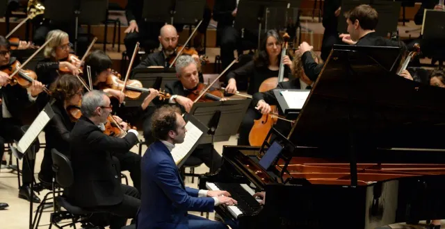 photo  centre de congrès, 23 novembre. le pianiste belge julien libeer dans le divin « concerto pour piano n°21 » de mozart sous la direction de son compatriote karel deseure.  &copy;  jerome hurstel 