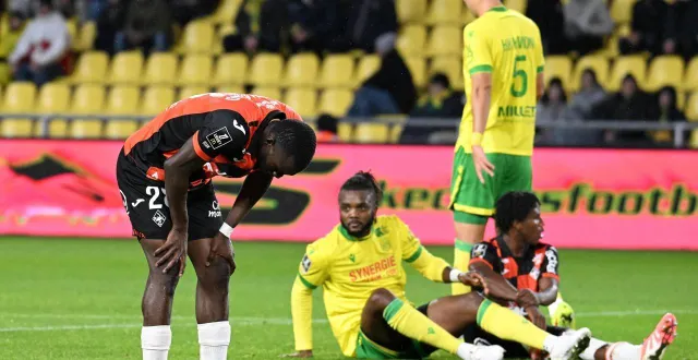photo  les canaris ont égalisé (1-1) en toute fin de match par chidozie awaziem (assis sur la pelouse).  &copy;  jérôme fouquet/ouest-france 