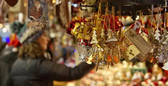 photo  le marché de noël, c’est aussi l’occasion de trouver quelques idées cadeaux bienvenues.  &copy;  photo afp 
