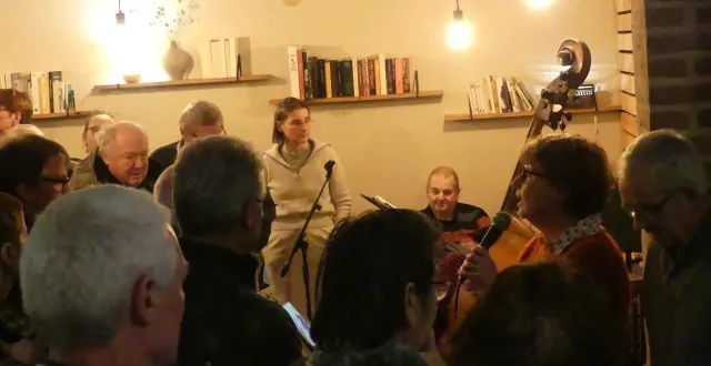 photo  les habitués et les curieux se sont retrouvés pour l’inauguration de l’extension du café associatif, samedi.  &copy;  ouest-france 