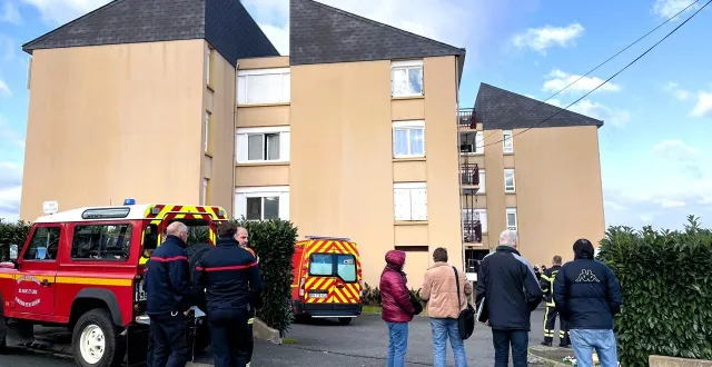 photo  sur place, plus d’une vingtaine de pompiers ont été mobilisés pour maîtriser l’incendie, avant que les techniciens en investigation criminelle ne prennent le relais, sous l’œil des habitants de la résidence.  &copy;  ouest-france 