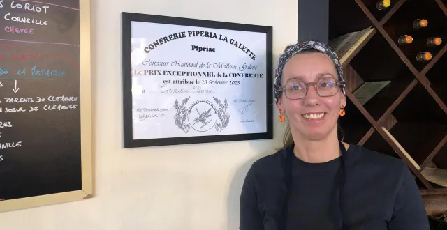 photo  clémence corvaisier est fière d’avoir remporté le prix exceptionnel de la confrérie piperia la galette.  &copy;  ouest-france 