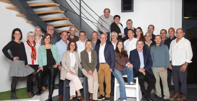 photo  jean-françois ouvrard (au centre) et isabelle suteau (assise à sa droite), entourés d’une partie de l’équipe de la liste “sèvremoine nos communes”.  &copy;  sèvremoine nos communes 