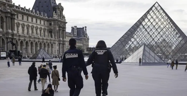 photo  la police nationale tourne à l’extérieur du musée du louvre. une photo prise le 4 novembre 2025.  &copy;  eric broncard / hans lucas via afp 