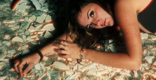 photo  la rappeuse tinaa vient de sortir un nouveau titre « mon roi », qui figurera sur son tout premier album, dont la sortie est prévue en février 2026. elle y aborde les violences conjugales qu’elle a vécues.  &copy;  tom valin 