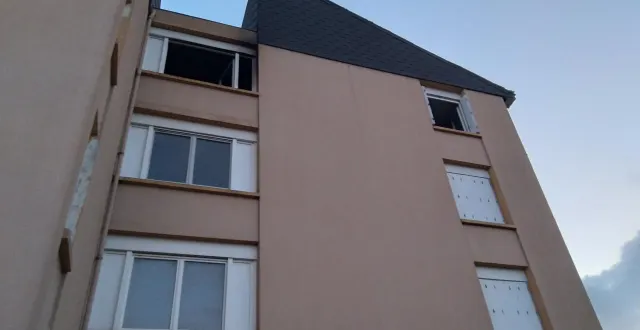 photo  l’incendie s’est déclaré dans un appartement situé au dernier étage d’une résidence de chalonnes-sur-loire.  &copy;  co 