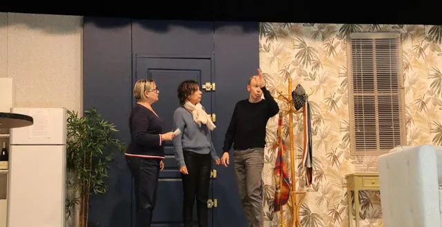 photo  thierry rachet (à droite) joue hervé dans le rôle principal de la pièce « toqué… avant d’entrer », dont la première représentation aura lieu à solesmes, vendredi 28 novembre 2025.  &copy;  archives ouest-france 