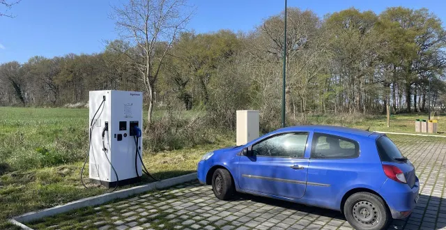 photo  la borne de recharge pour véhicules électriques, installée rue d’italie dans le parc d’activités ouest park, peine à séduire les automobilistes malgré le tarif attrayant du kwh.  &copy;  ouest-france 