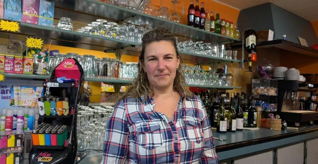 photo  sophie pereira ferreira, une nouvelle buraliste, au bar du fresne, à damigny.  &copy;  ouest-france 