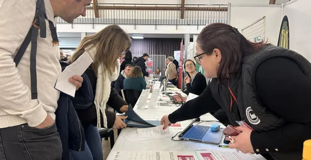 photo  cholet, mardi 25 novembre. la deuxième édition du forum emploi et handicap a été un succès : plus de 600 visiteurs ont poussé les portes de la salle des fêtes.  &copy;  co - freddy reigner 
