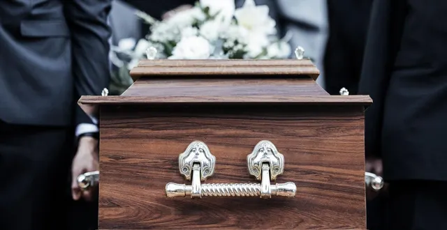 photo  lundi 24 novembre 2025, une femme de 65 ans, déclarée morte par sa famille, s’est réveillée dans son cercueil au moment où elle allait être incinérée.  &copy;  photo : peopleimages/getty images/istockphoto 