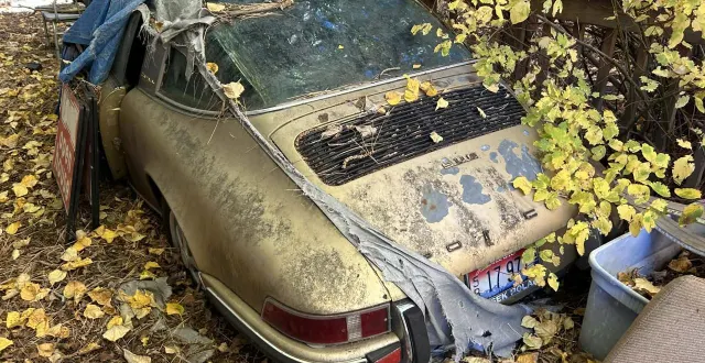photo  remplie de pommes de pin, voici comment cette porsche 911 abandonnée depuis 31 ans va être sauvée de l’oubli.  &copy;  markos marzouca 