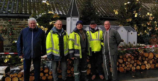 photo  à saint-germain-du-crioult, à condé-en-normandie (calvados), une trentaine d’habitants s’occupent d’installer d’innombrables décorations de noël pour illuminer leur village. ici, de gauche à droite, serge locret, francis maurice, alain lequertier, pascal eucher et pascal robin, chargés de vérifier les branchements électriques, vendredi 21 novembre 2025.  &copy;  ouest-france 
