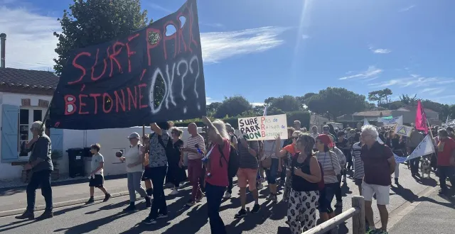 photo  des opposants au surf park de talmont-saint-hilaire (vendée), lors d’une manifestation contre le projet, le 28 septembre 2025.  &copy;  ouest-france 