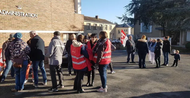 photo  à l’appel du syndicat fo, les manifestants se sont réunis lors pour dire non à la fermeture de 20 lits d’usld.  &copy;  le maine libre 