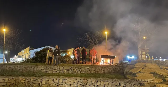 photo  à peine une dizaine d’agriculteurs s’étaient donné rendez-vous sur le rond-point ldc à la sortie de sablé-sur-sarthe, mardi 25 novembre 2025.  &copy;  ouest-france 