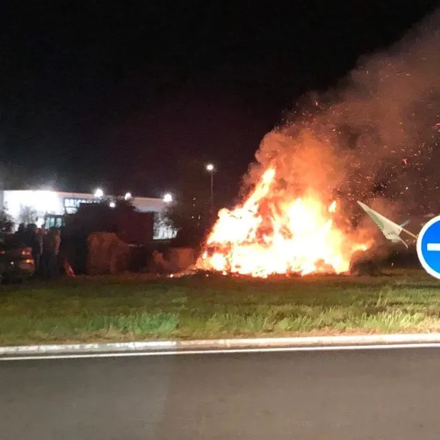 photo sur le rond-point de bener, près du mans, les agriculteurs ont allumé leur « feu de la colère ».  ©  ouest-france