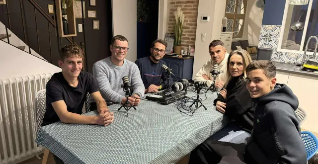 photo  lucien chapotte (ouest-france), mark moreau (le maine libre), et jonathan lateur (sweetfm) sont allés à la rencontre de patrick videira, sa femme laetita et son fils lenny pour le sixième podcast sang et or.  &copy;  le maine libre-sweetfm-ouest-france 