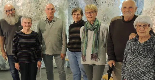 photo  les bouquineurs en répétition dans les décors de l’artiste dominique rousseau (à gauche).  &copy;  ouest-france 