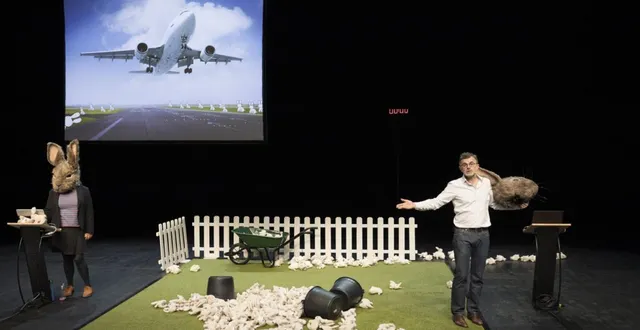 photo  les deux enquêteurs hélène schwartz et frédéric ferrer révéleront tout du problème lapin.  &copy;  v. beaume 