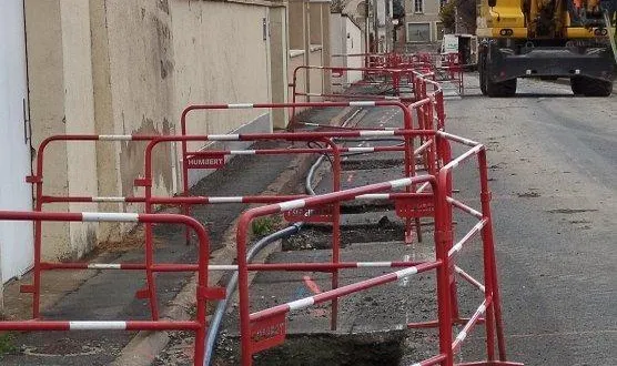 photo  dans la rue du marais, ce sont des travaux sur le réseau d’alimentation d’eau potable qui ont débuté en novembre. trois autres réseaux sont concernés dans cette rue qui verra la fin du chantier en décembre 2026.  &copy;  ouest-france 