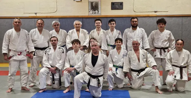 photo  au centre michel vincent est entouré, de franck denis, didier frayard, un élève adulte, reynald loozen et les élèves du cours précédent.  &copy;  co 