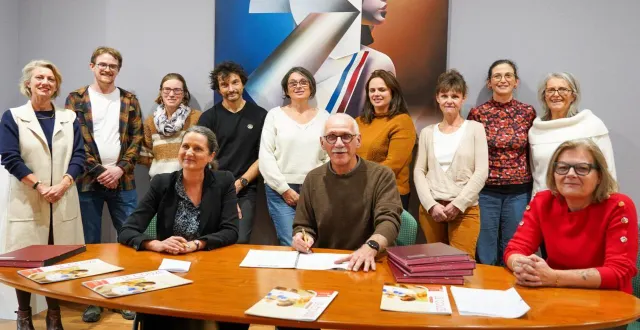 photo  yves colliot le maire, entourée de sandrine bodin dasen et d’emmanuelle droual adjointe déléguée famille, enfance, jeunesse.  &copy;  co 