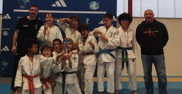photo  les neuf benjamins – léopold, simon, ihab, alvaro, nicolas, maxence, léopold, rayan et marius – avec leur coach rémi guédon et leur professeur johan ledroit.  &copy;  co 