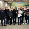 photo dimanche dernier a eu lieu la finale du concours annuel de la boule de fort, en présence de philippe maillart, maire de la commune, et d’hubert gaudin, président des artisans et commerçants. ce concours a regroupé 128 équipes de 45 sociétés différentes, avec 18 équipes saint-georgeoises, dans ce magnifique lieu créé en 1823. le tournoi s’est déroulé sur 2 mois, sous la responsabilité d’évelyne bernier depuis 5 ans. celle-ci a annoncé son départ : elle passe la main à pascal taillandier pour le futur concours. devant un public nombreux, le binôme du lion-d’angers (société saint-joseph), antoinette menan et olivier le fièvre, a remporté le trophée 12 à 5 face à l’équipe d’ancenis, feuillet et michel. « c’est la première fois que je gagne une finale que je joue avec olivier en compétition, explique antoinette. moi je roule et olivier tire et roule. nous sommes complémentaires. » la 3e place ex-aequo revient à savennières (bossé - pernay) et denée (société jubeaux, neau - lambert).
