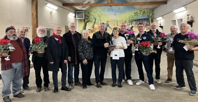 photo  dimanche dernier a eu lieu la finale du concours annuel de la boule de fort, en présence de philippe maillart, maire de la commune, et d’hubert gaudin, président des artisans et commerçants. ce concours a regroupé 128 équipes de 45 sociétés différentes, avec 18 équipes saint-georgeoises, dans ce magnifique lieu créé en 1823. le tournoi s’est déroulé sur 2 mois, sous la responsabilité d’évelyne bernier depuis 5 ans. celle-ci a annoncé son départ : elle passe la main à pascal taillandier pour le futur concours. devant un public nombreux, le binôme du lion-d’angers (société saint-joseph), antoinette menan et olivier le fièvre, a remporté le trophée 12 à 5 face à l’équipe d’ancenis, feuillet et michel. « c’est la première fois que je gagne une finale que je joue avec olivier en compétition, explique antoinette. moi je roule et olivier tire et roule. nous sommes complémentaires. » la 3e place ex-aequo revient à savennières (bossé - pernay) et denée (société jubeaux, neau - lambert).  &copy;  co 