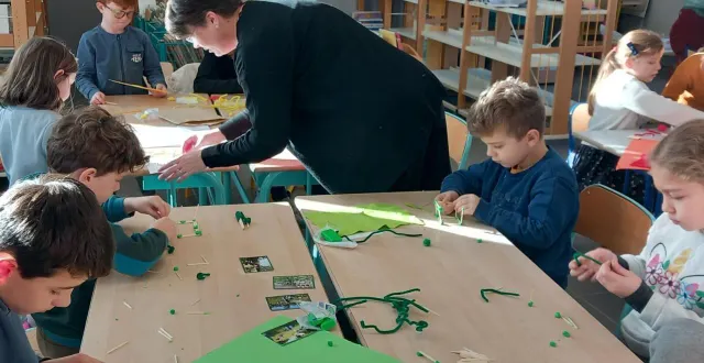 photo  florence burgos, directrice d’établissement à louis-forton, accompagne les jeunes élèves dans la construction de leur cours rêvées.  &copy;  ouest-france 