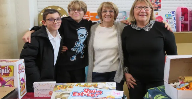 photo  de gauche à droite : sacha, ewann, martine et odile, les mamies venues avec leurs petits enfants vendre les jouets ce 23 novembre à la bourse aux jouets et livres de l’association trangé bougez.  &copy;  le maine libre 