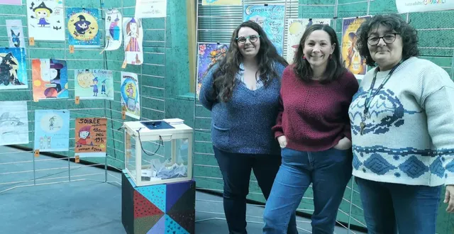 photo  laurence charretier, marion chalain et lauriane couet présentent les affiches accrochées sur grilles dans l’avenue qui attendent vos votes.  &copy;  le maine libre. 