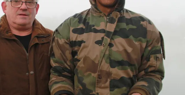 photo  charly hubert présente sa belle prise au président de la gaule saosnoise, christian bisson.  &copy;  le maine libre 