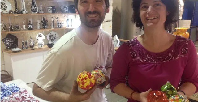 photo  nicolas et lucille pinquier proposent de souffler sa boule de noël depuis plusieurs années.  &copy;  le maine libre 