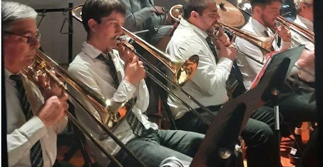 photo  guillaume dagorn avec deux de ses anciens élèves, honoré et quentin, et alain hureau, son premier professeur.  &copy;  le maine libre 