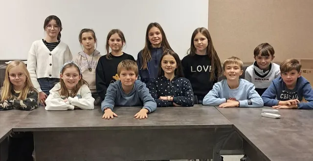 photo  les jeunes du cmj ont élu léo botte, maire junior (au centre).  &copy;  le maine libre 