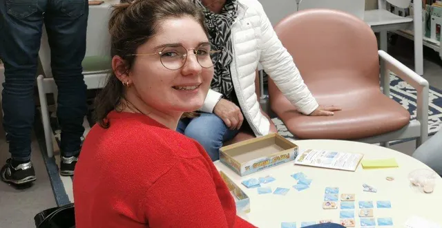 photo  manon geslin, responsable de la médiathèque, invite à la soirée jeux.  &copy;  archives le maine libre. 