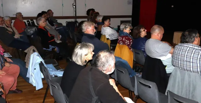photo  un public très clairsemé est venu apprécier la pièce de théâtre.  &copy;  le maine libre 