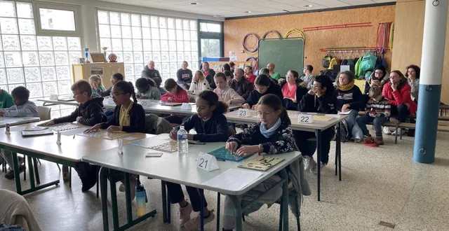 photo  les concurrents planchent sur le mot à trouver.  &copy;  le maine libre 