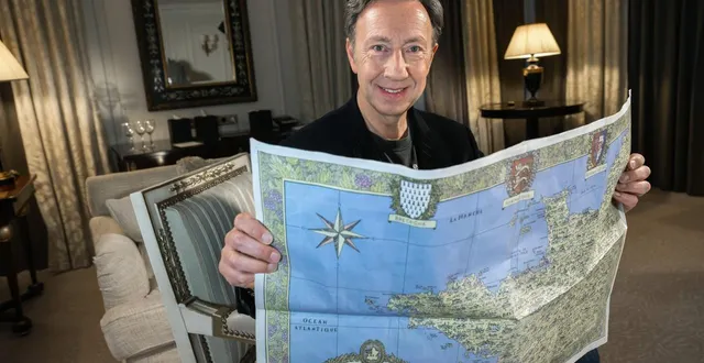 photo  stéphane bern photographié le 19 novembre 2025 à paris. il tient entre ses mains la carte du grand ouest dessinée par pablo raison  et offerte par « ouest-france » à ses lecteurs avec son édition du 26.  &copy;  stéphane geufroi / ouest-france 