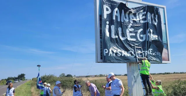photo  des bénévoles de l’association paysages de france avaient organisé une opération bâchage de panneau publicitaire, en vendée, en septembre.  &copy;  archives ouest-france 